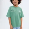 T-Shirt mit aufgedruckten Reliefbuchstaben T-Shirt mit aufgedruckten Reliefbuchstaben