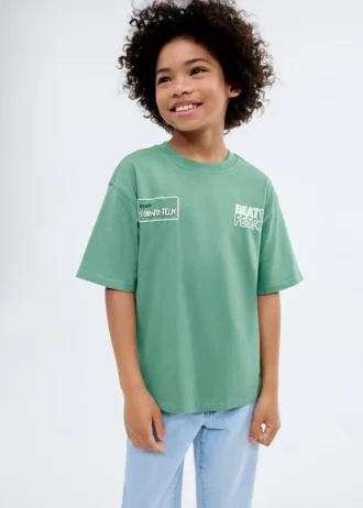 T-Shirt mit aufgedruckten Reliefbuchstaben