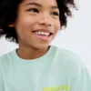 T-Shirt mit aufgedruckten Reliefbuchstaben