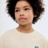 T-Shirt mit aufgedruckten Reliefbuchstaben T-Shirt mit aufgedruckten Reliefbuchstaben
