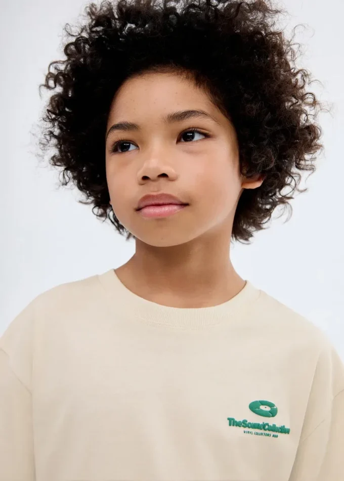T-Shirt mit aufgedruckten Reliefbuchstaben T-Shirt mit aufgedruckten Reliefbuchstaben