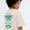 T-Shirt mit aufgedruckten Reliefbuchstaben T-Shirt mit aufgedruckten Reliefbuchstaben