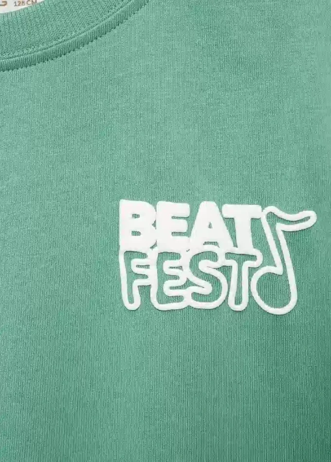 T-Shirt mit aufgedruckten Reliefbuchstaben T-Shirt mit aufgedruckten Reliefbuchstaben
