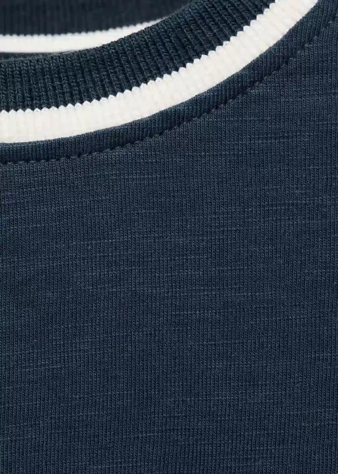 T-Shirt mit kontrastierendem Ausschnitt T-Shirt mit kontrastierendem Ausschnitt