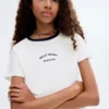 T-Shirt mit kontrastierendem Kragen mit Stickerei T-Shirt mit kontrastierendem Kragen mit Stickerei