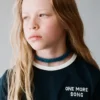 T-Shirt mit kontrastierendem Kragen mit Stickerei T-Shirt mit kontrastierendem Kragen mit Stickerei