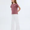 T-Shirt mit kontrastierendem Kragen mit Stickerei T-Shirt mit kontrastierendem Kragen mit Stickerei