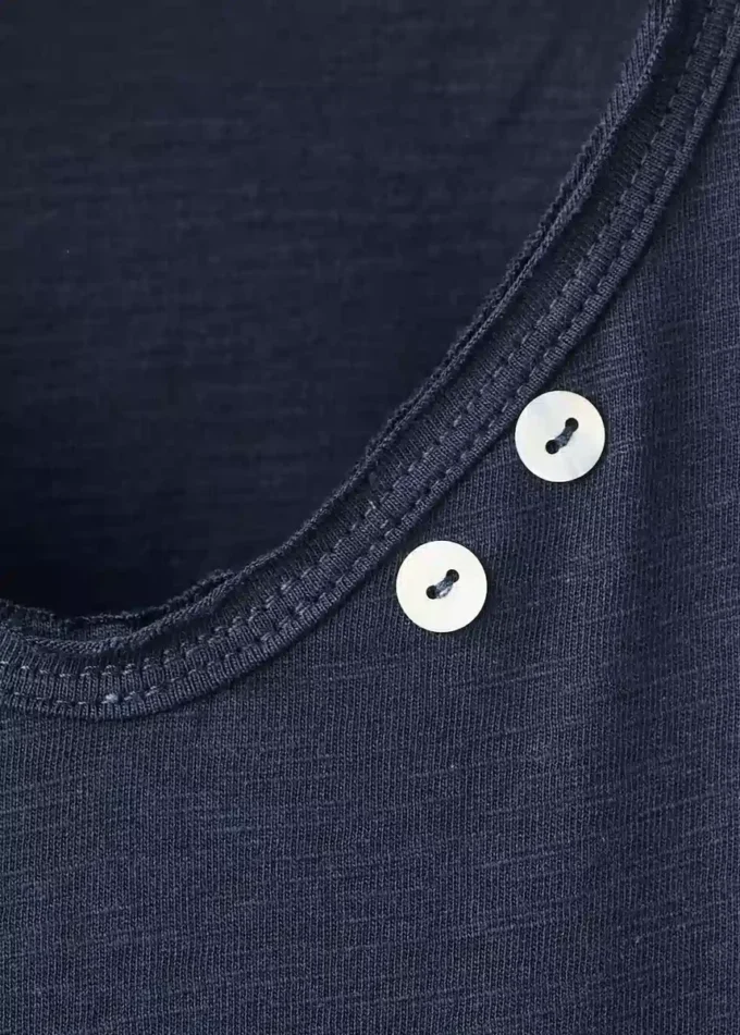 T-Shirt mit Perlmuttknöpfen T-Shirt mit Perlmuttknöpfen