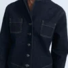 Taillierte Jeansjacke mit Taschen Taillierte Jeansjacke mit Taschen
