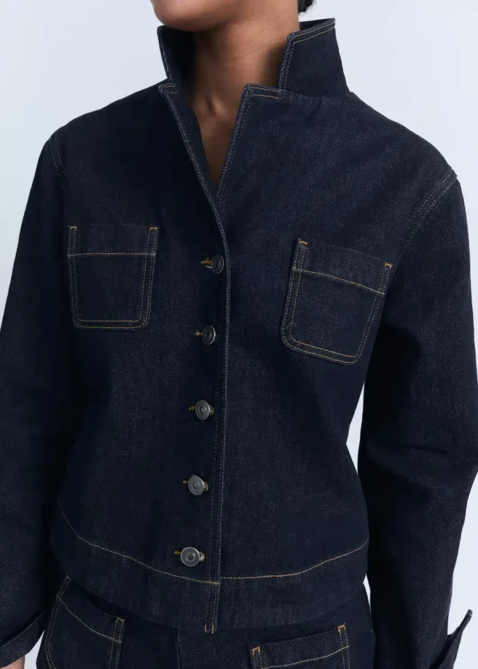Taillierte Jeansjacke mit Taschen Taillierte Jeansjacke mit Taschen