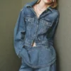 Taillierte Jeansjacke mit Taschen Taillierte Jeansjacke mit Taschen