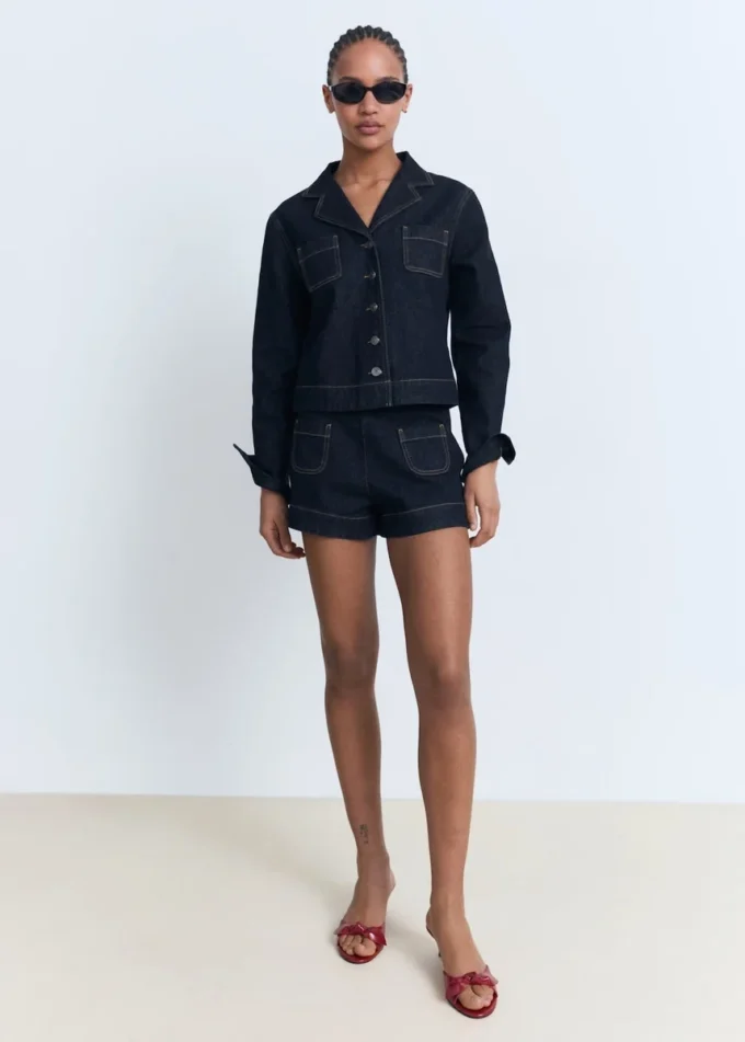 Taillierte Jeansjacke mit Taschen Taillierte Jeansjacke mit Taschen