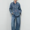 Taillierte Jeansjacke mit Taschen Taillierte Jeansjacke mit Taschen