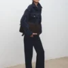 Taillierte Jeansjacke mit Taschen Taillierte Jeansjacke mit Taschen