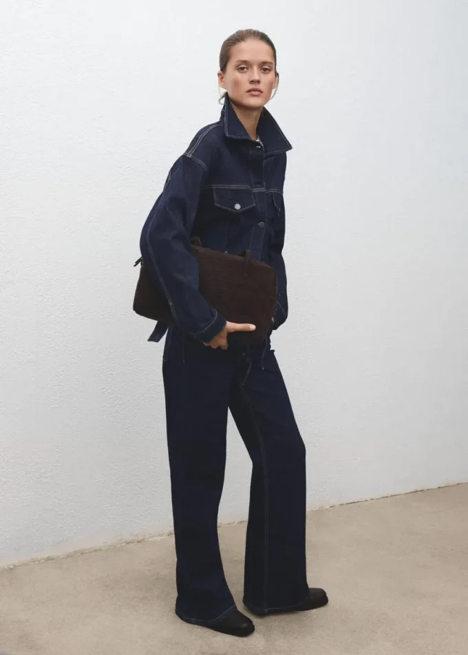 Taillierte Jeansjacke mit Taschen Taillierte Jeansjacke mit Taschen