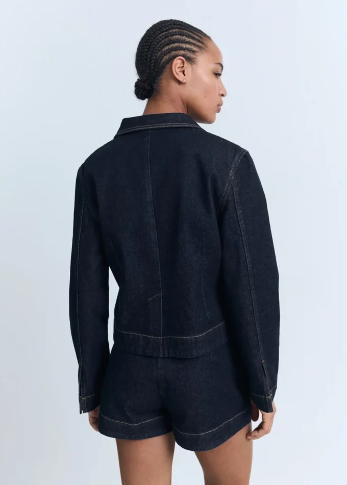 Taillierte Jeansjacke mit Taschen Taillierte Jeansjacke mit Taschen