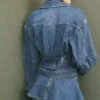 Taillierte Jeansjacke mit Taschen Taillierte Jeansjacke mit Taschen