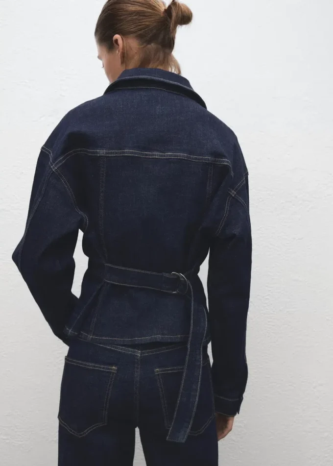Taillierte Jeansjacke mit Taschen Taillierte Jeansjacke mit Taschen