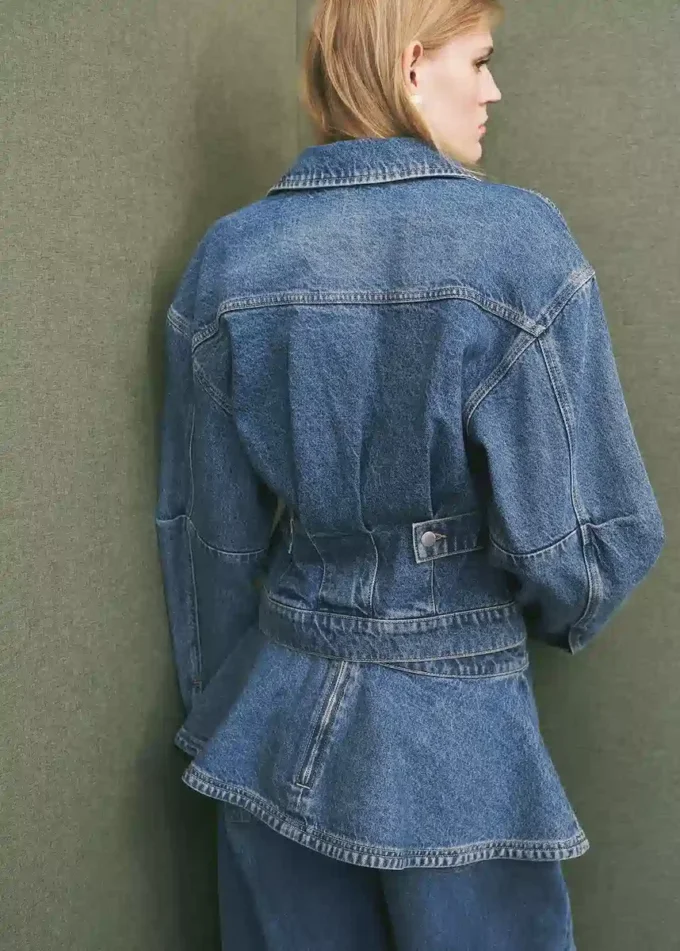 Taillierte Jeansjacke mit Taschen Taillierte Jeansjacke mit Taschen