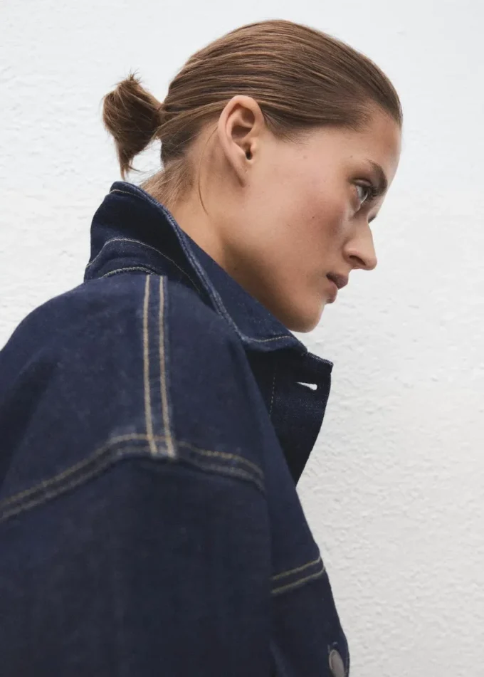 Taillierte Jeansjacke mit Taschen Taillierte Jeansjacke mit Taschen