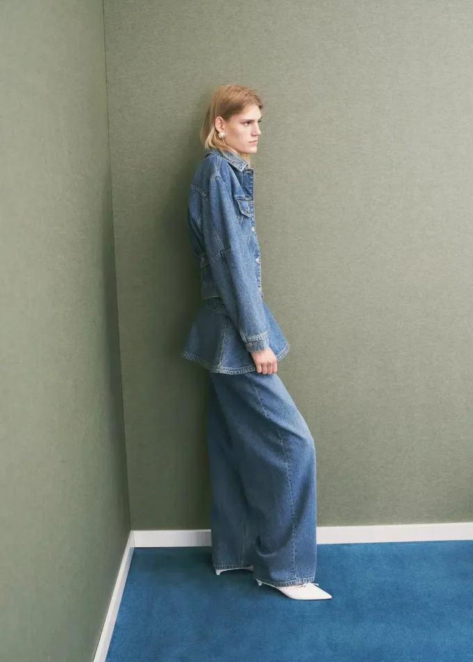 Taillierte Jeansjacke mit Taschen Taillierte Jeansjacke mit Taschen