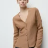 Taillierte Strickjacke mit Knöpfen