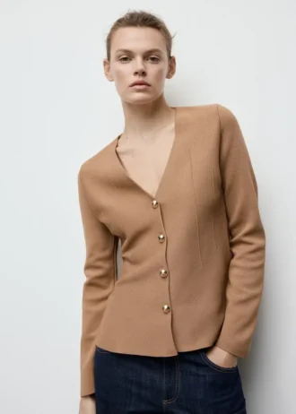 Taillierte Strickjacke mit Knöpfen