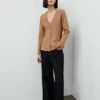 Taillierte Strickjacke mit Knöpfen