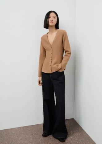 Taillierte Strickjacke mit Knöpfen