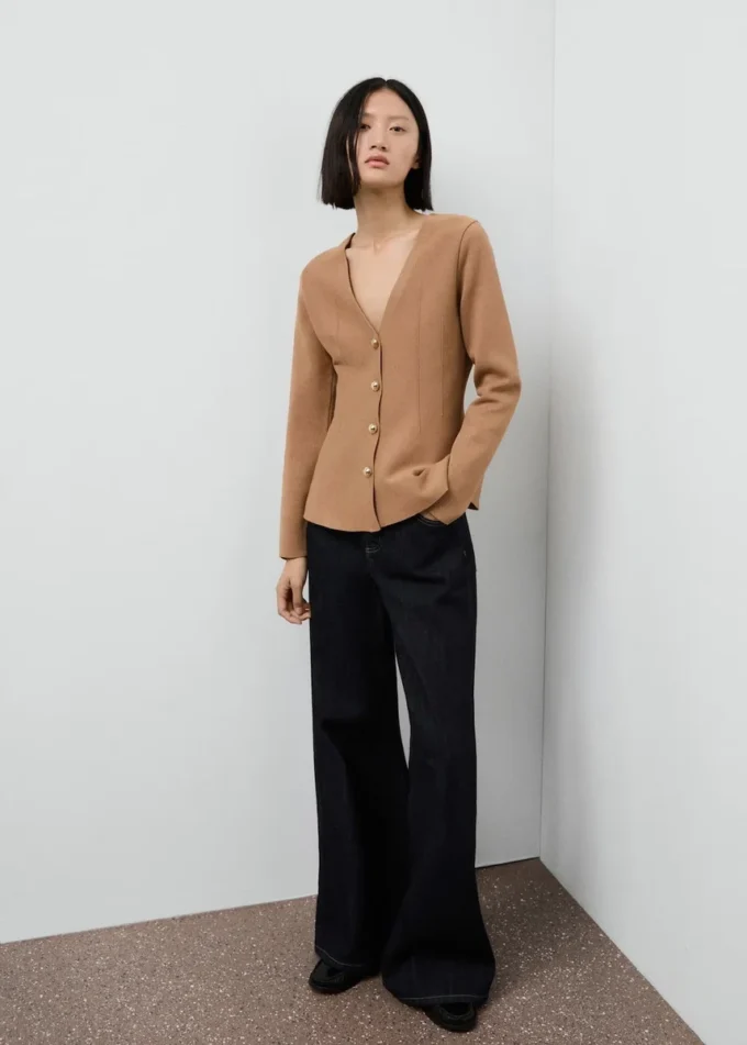 Taillierte Strickjacke mit Knöpfen