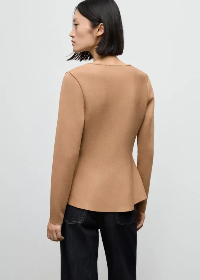 Taillierte Strickjacke mit Knöpfen