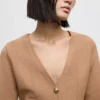 Taillierte Strickjacke mit Knöpfen