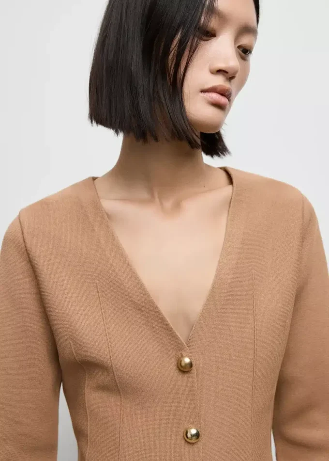 Taillierte Strickjacke mit Knöpfen