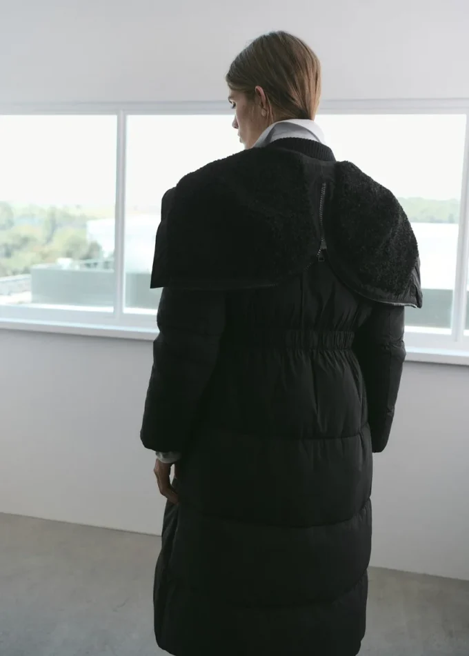Taillierter, gesteppter Anorak mit Kapuze Taillierter, gesteppter Anorak mit Kapuze