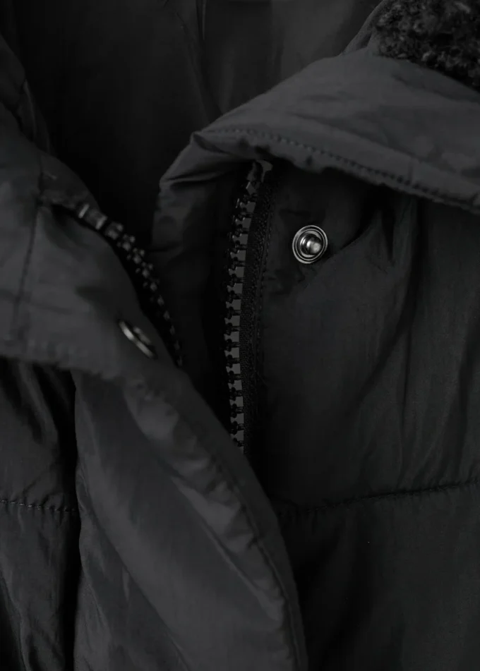 Taillierter, gesteppter Anorak mit Kapuze Taillierter, gesteppter Anorak mit Kapuze