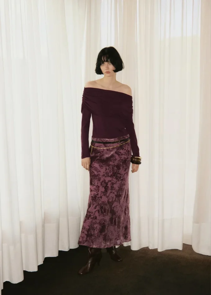 Taillierter Pullover mit drapiertem Ausschnitt