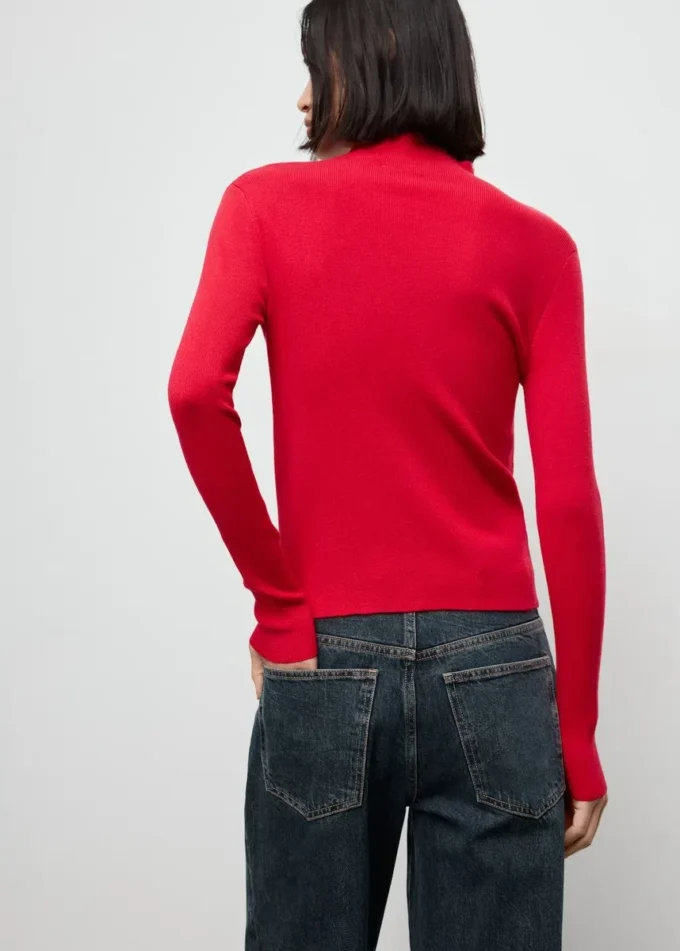 Taillierter Pullover mit Perkins-Ausschnitt