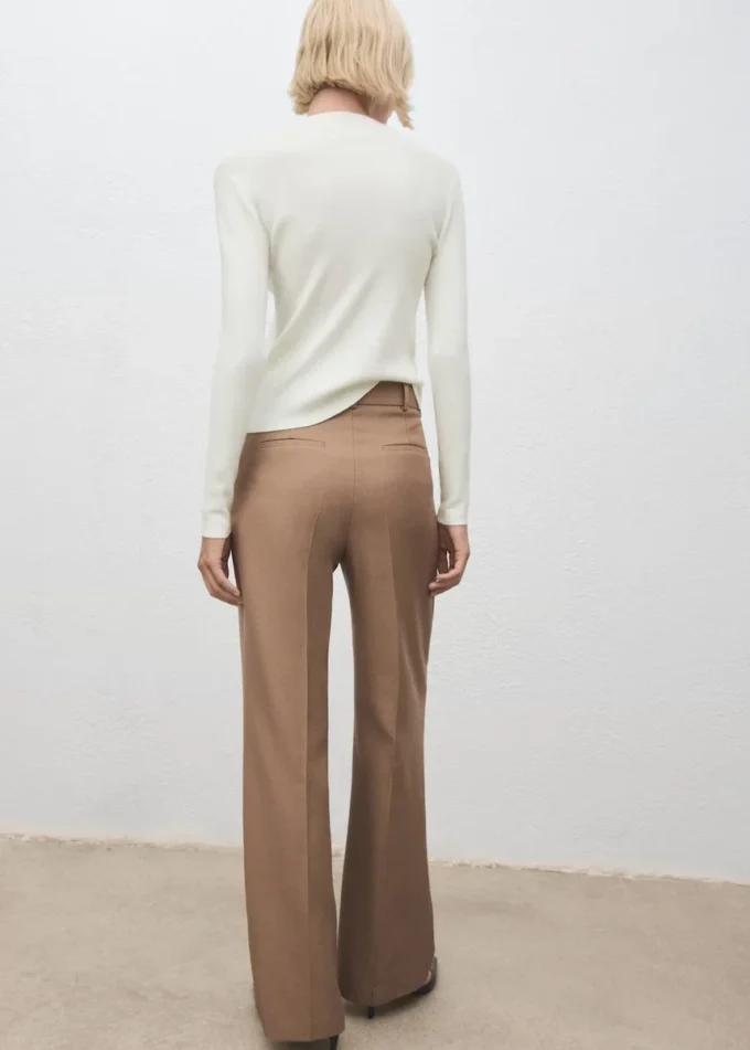Taillierter Pullover mit Perkins-Ausschnitt