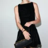 Tailliertes Kleid aus Samt Tailliertes Kleid aus Samt