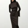 Tailliertes Kleid mit Glockenärmeln Tailliertes Kleid mit Glockenärmeln