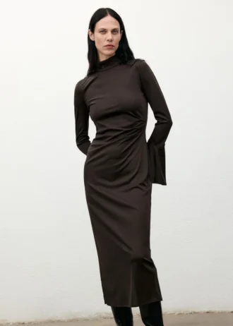 Tailliertes Kleid mit Glockenärmeln