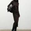 Tailliertes Kleid mit Glockenärmeln Tailliertes Kleid mit Glockenärmeln