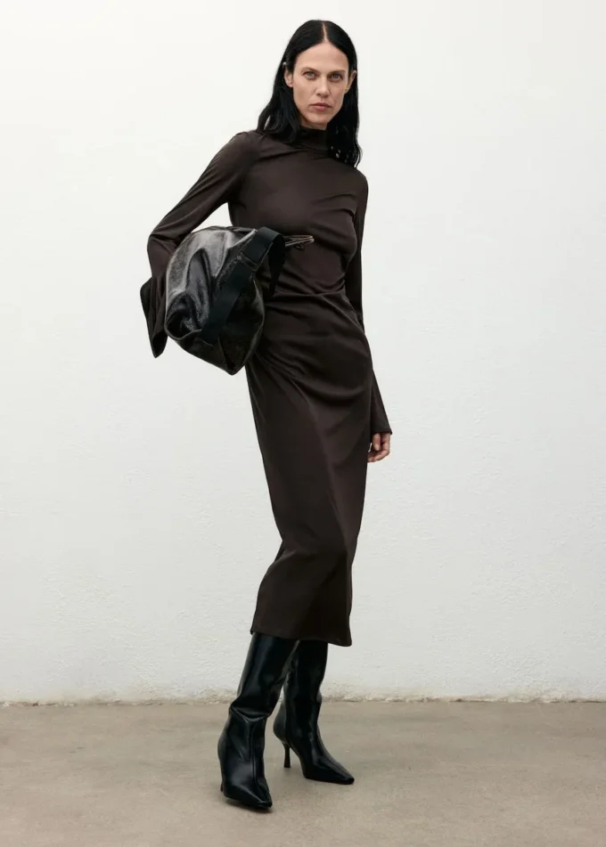 Tailliertes Kleid mit Glockenärmeln Tailliertes Kleid mit Glockenärmeln