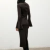 Tailliertes Kleid mit Glockenärmeln Tailliertes Kleid mit Glockenärmeln