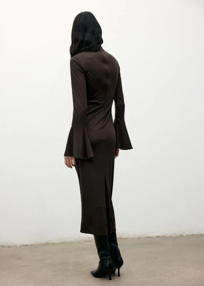 Tailliertes Kleid mit Glockenärmeln Tailliertes Kleid mit Glockenärmeln