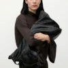 Tailliertes Kleid mit Glockenärmeln Tailliertes Kleid mit Glockenärmeln