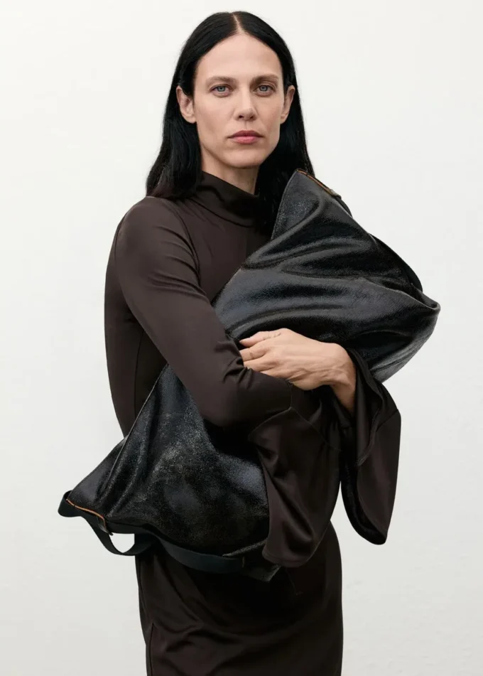 Tailliertes Kleid mit Glockenärmeln Tailliertes Kleid mit Glockenärmeln