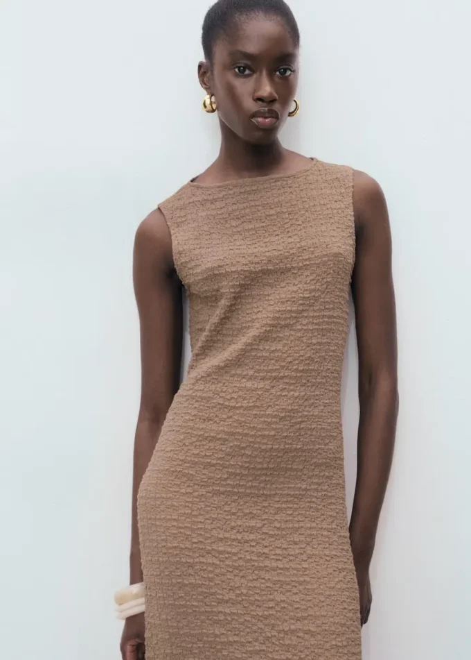 Tailliertes Kleid mit Struktur Tailliertes Kleid mit Struktur