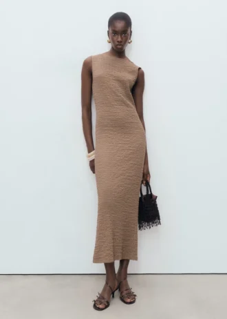 Tailliertes Kleid mit Struktur