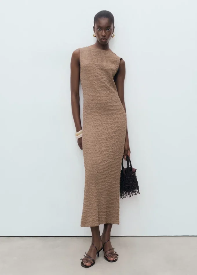 Tailliertes Kleid mit Struktur Tailliertes Kleid mit Struktur